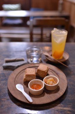 Gündüz vakti masada Asya yemeği 