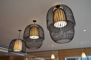 Modern tarzda dekoratif lambaların alt görünümü