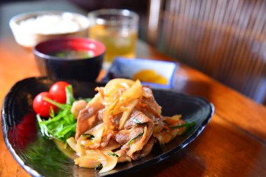 Masadaki Asya yemeklerini kapatın. 