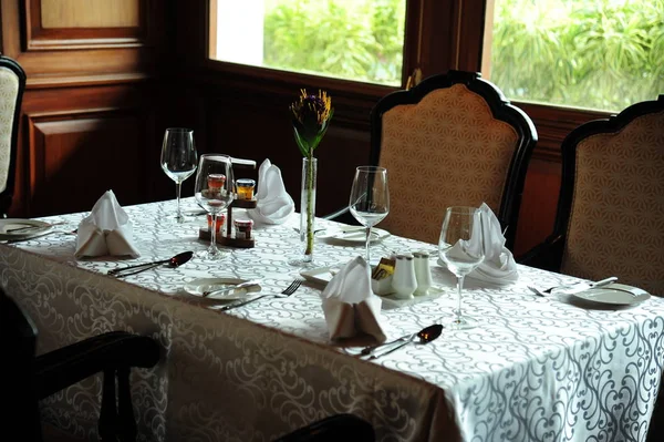 インドのレストランで調理器具付きテーブルを提供 — ストック写真