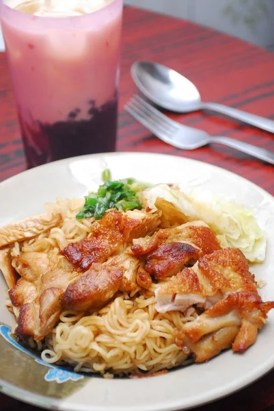Asiatisches Gericht Auf Dem Tisch Nahaufnahme — Stockfoto