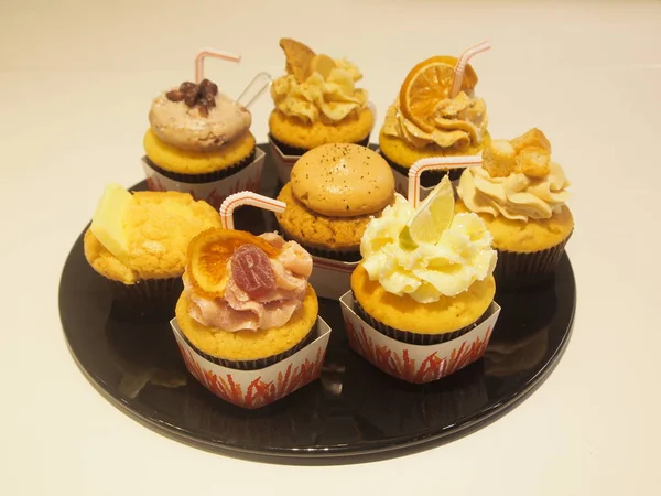 Stijlvolle Cupcakes Zwarte Plaat — Stockfoto