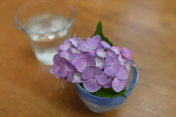 Fleurs Roses Avec Verre Sur Eau — Photo