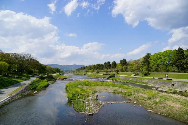 Зелений Парк Річкою Японія — стокове фото