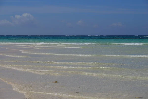 Playa Con Olas Mar Durante Día — Foto de Stock