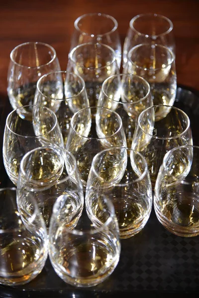 Whisky Serwowana Kieliszkach Bliska — Zdjęcie stockowe