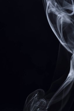Siyah arkaplanda beyaz duman
