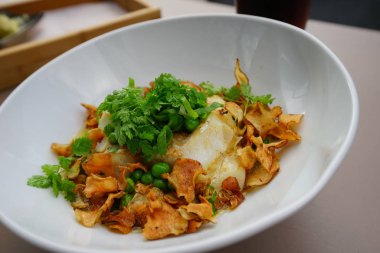 Kızarmış sebzeli balık eti.