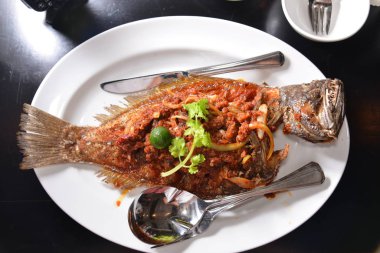 Sebzeli kızarmış balık.