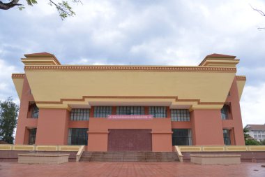 Mavi gökyüzü olan eski bina