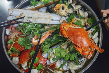 Taze deniz ürünleri - yengeç ve midye