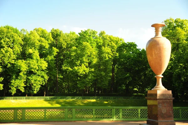 Vista panorámica pacífica del jardín de verano —  Fotos de Stock