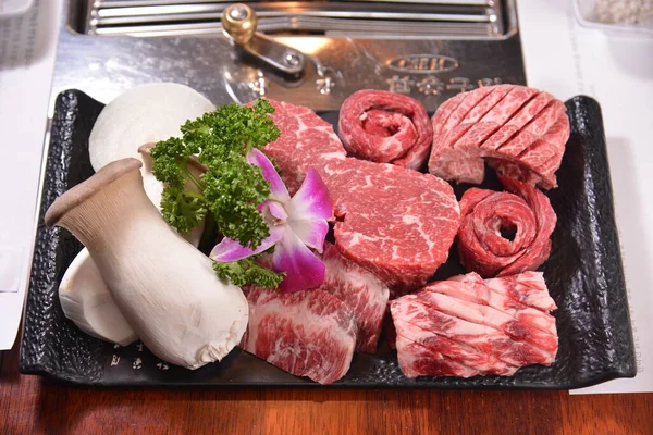 Nagy látószögű felvétel a különböző húsokról Szöulban — Stock Fotó
