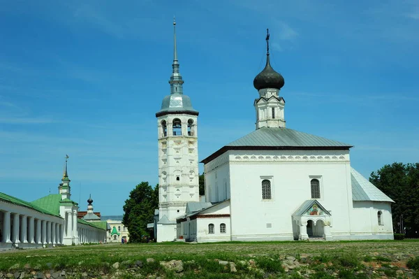 Έξω αναζητούν την αρχιτεκτονική σε Suzdal Κρεμλίνο — Φωτογραφία Αρχείου