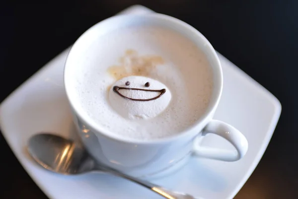 Alto ángulo de toma de café con sonrisa cara latte arte — Foto de Stock