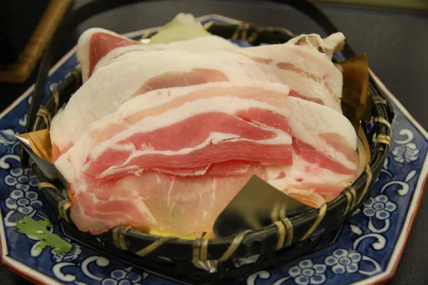 Высокоугольный снимок нарезанного мяса — стоковое фото