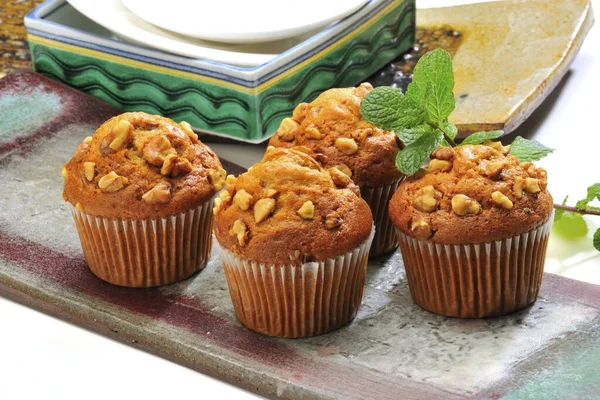 Cupcakes Com Nozes Servidas Mesa Branca Com Placas Cerâmica — Fotografia de Stock