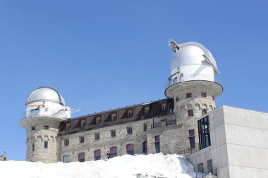 Binanın alçak açılı görüntüsü gökyüzüne karşı Gornergrat Valais
