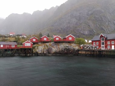 Norveç, Lofoten 'in rahat kırmızı evleri.