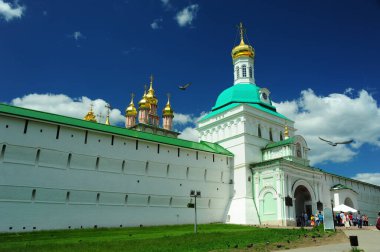 Kutsal Üçlü St Sergius Lavra 'nın yan çekimi.
