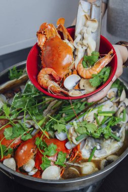 Taze deniz ürünleri - yengeç ve midye