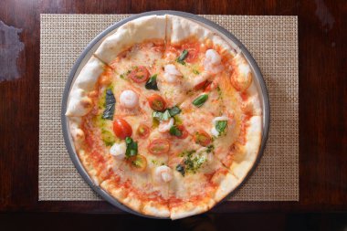 Tepside karidesli pizza.