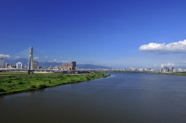 Arka planda şehir olan Tamsui Nehri