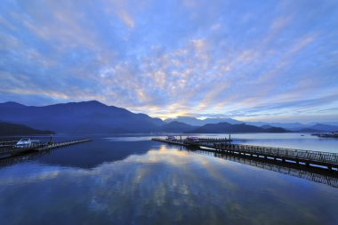 Sun Moon Gölü 'ndeki Güneş Sisi Limanı Ulusal Manzara Bölgesi Nantou Ülkesi