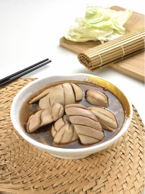 Beyaz kâsede servis edilen karaciğer çorbası.