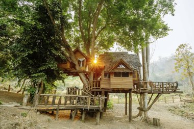 Küçük köydeki ağaç ev.