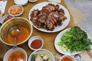 Doğranmış ve kızarmış domuz eti. 