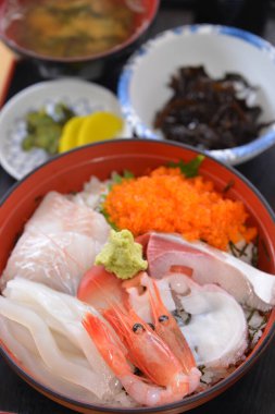 Taze deniz ürünleri pilavının yüksek açılı görüntüsü.