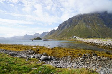 Dağları ve kayaları olan nemli topraklar