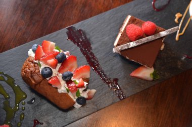 Çikolatalı ve çilekli kekler.