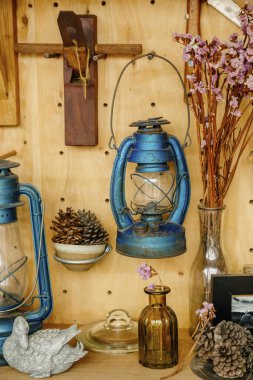 Yağ lambası ve kurumuş çiçekler