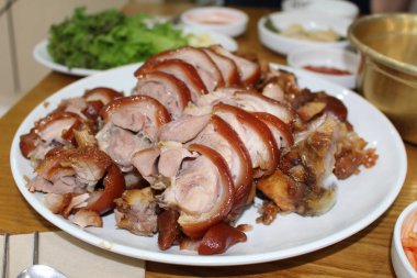 Doğranmış ve kızarmış domuz eti.