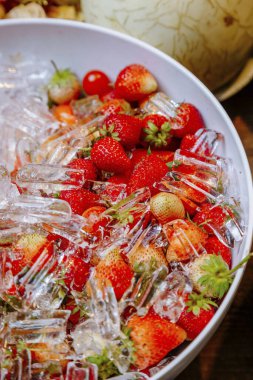 Beyaz kasede buzlu çilekler