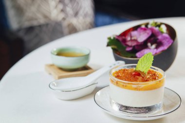 Kremalı ve jöleli tatlı.