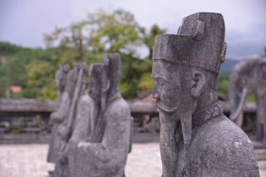 Bahçedeki eski taş heykeller