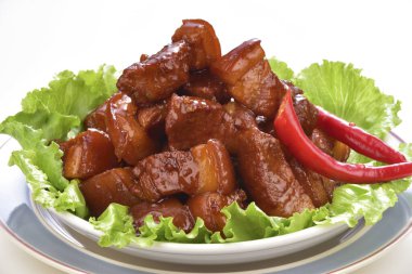 Kırmızı haşlanmış domuz eti, Asya baharatlı yemeği.