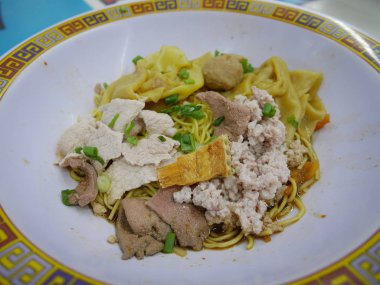 Domuz Eriştesi, Asya yemeği.