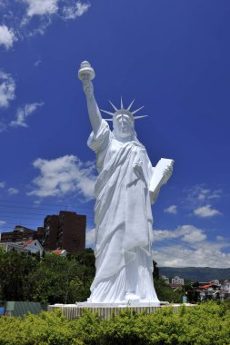 Mavi gökyüzü arka planında özgürlük heykeli