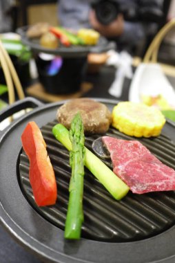 Barbekü sobasında çeşitli yemekler var.