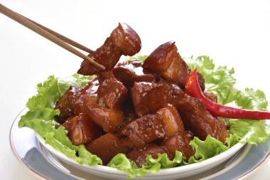 Kırmızı haşlanmış domuz eti, Asya baharatlı yemeği.