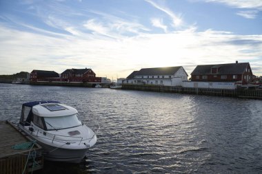 Nehirdeki evler ve rıhtım tekneleri