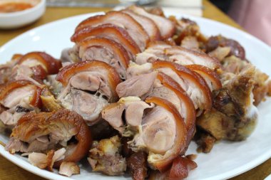 Beyaz tabakta domuz pirzolası