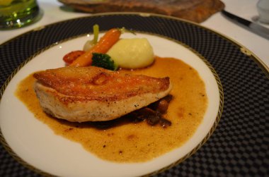 Sebze ve soslu kızarmış balık. 