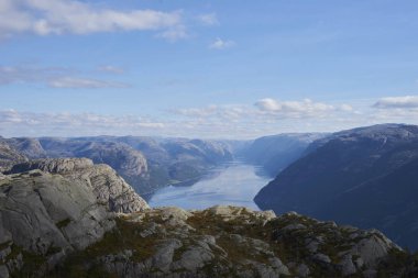 Nehrin Preikestolen dik uçurumundaki hareketini gözlemliyorum.