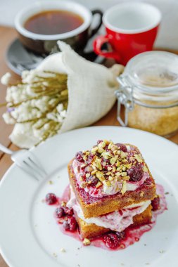 Krema ve reçelli tost.