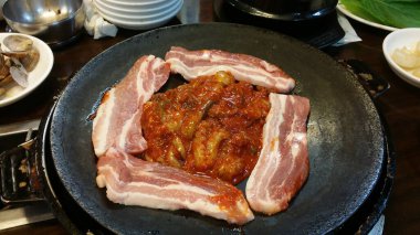 Kızartma kabında Kore barbeküsü